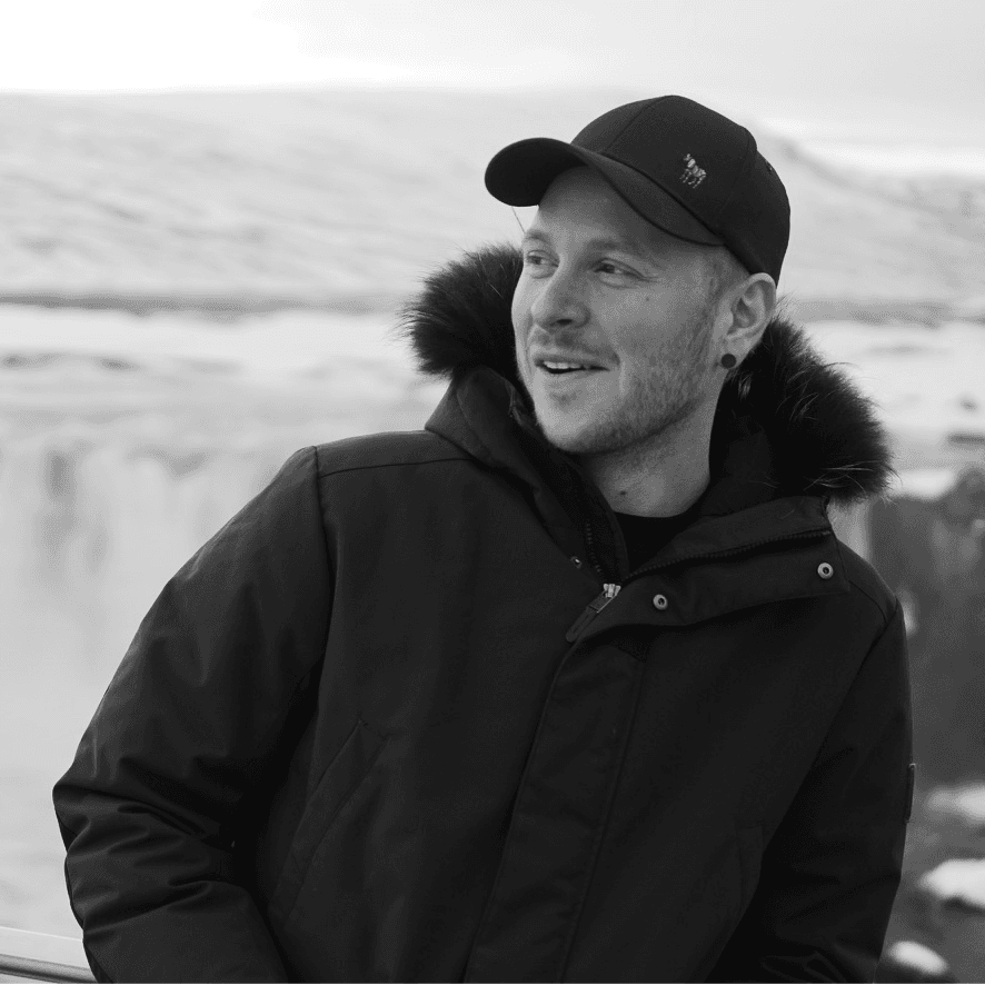 Einar Logi Óskarsson við foss að vetri til